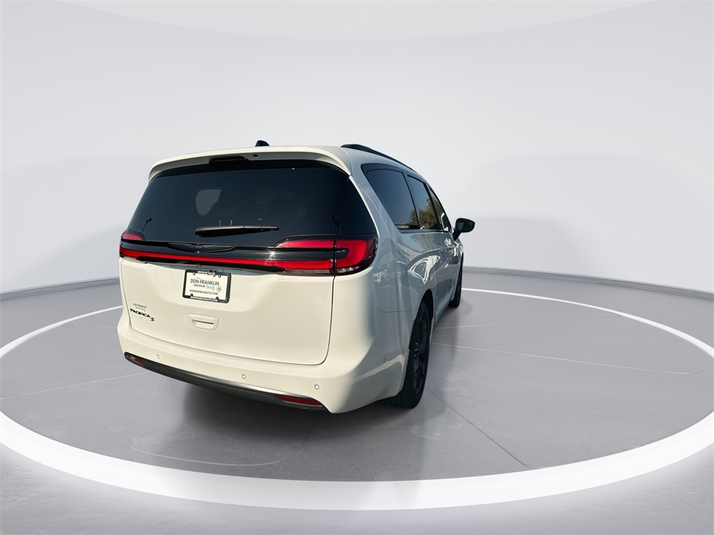 2024 Chrysler Pacifica Touring L photo 8