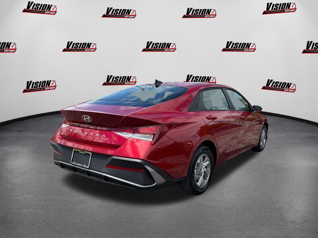 2025 Hyundai Elantra SE photo 3