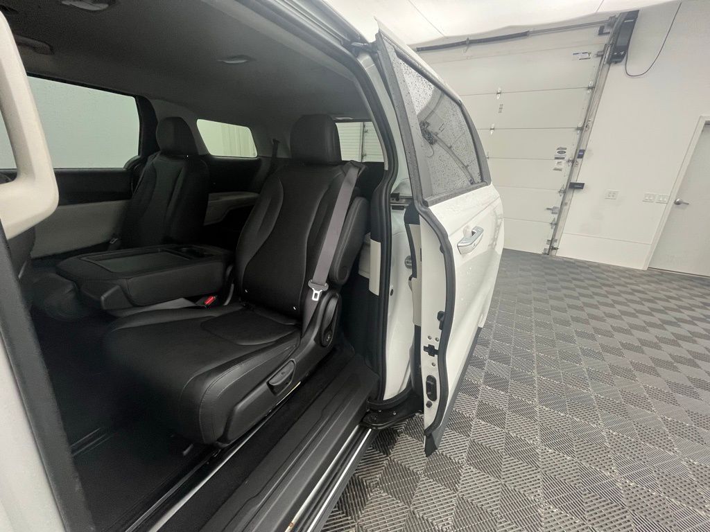 2024 Kia Carnival LX photo 27