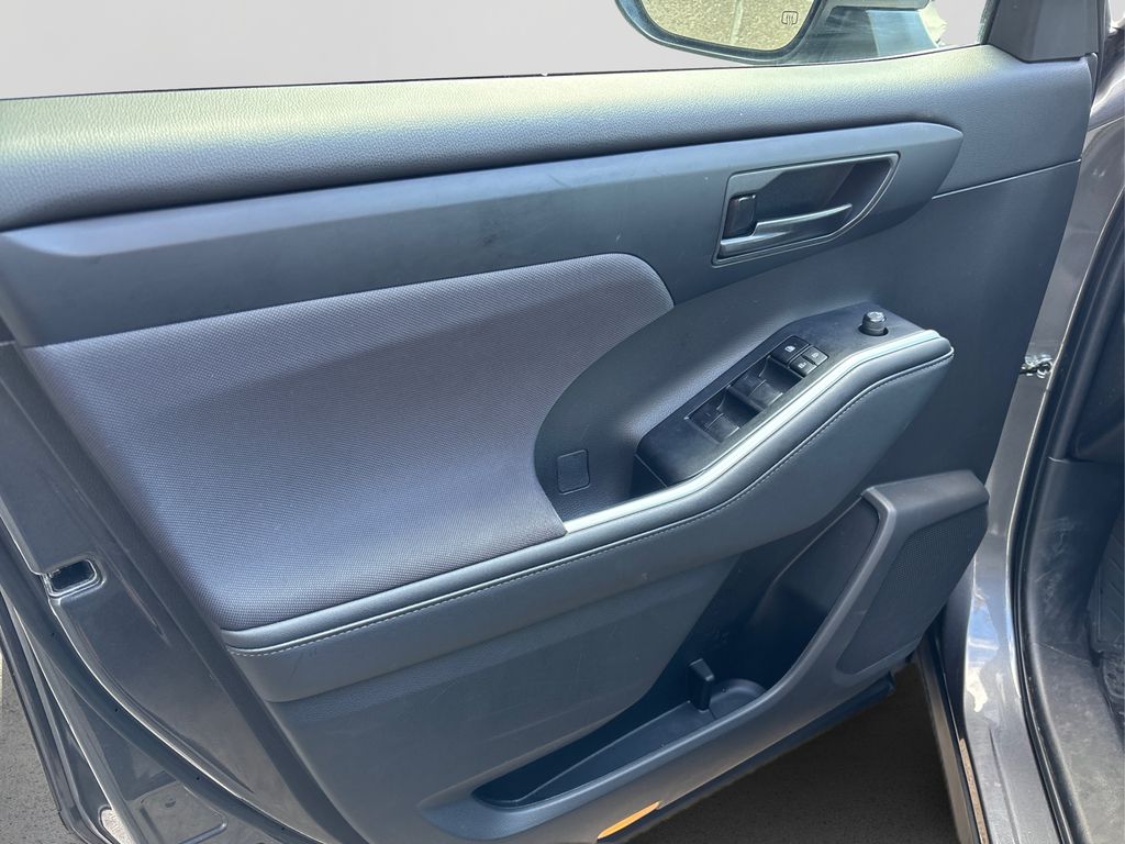 2023 Toyota Highlander L photo 22
