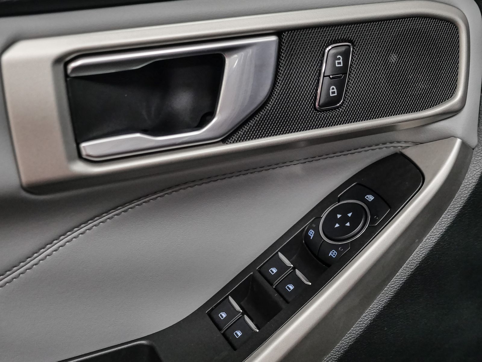 2023 Ford Explorer XLT photo 18