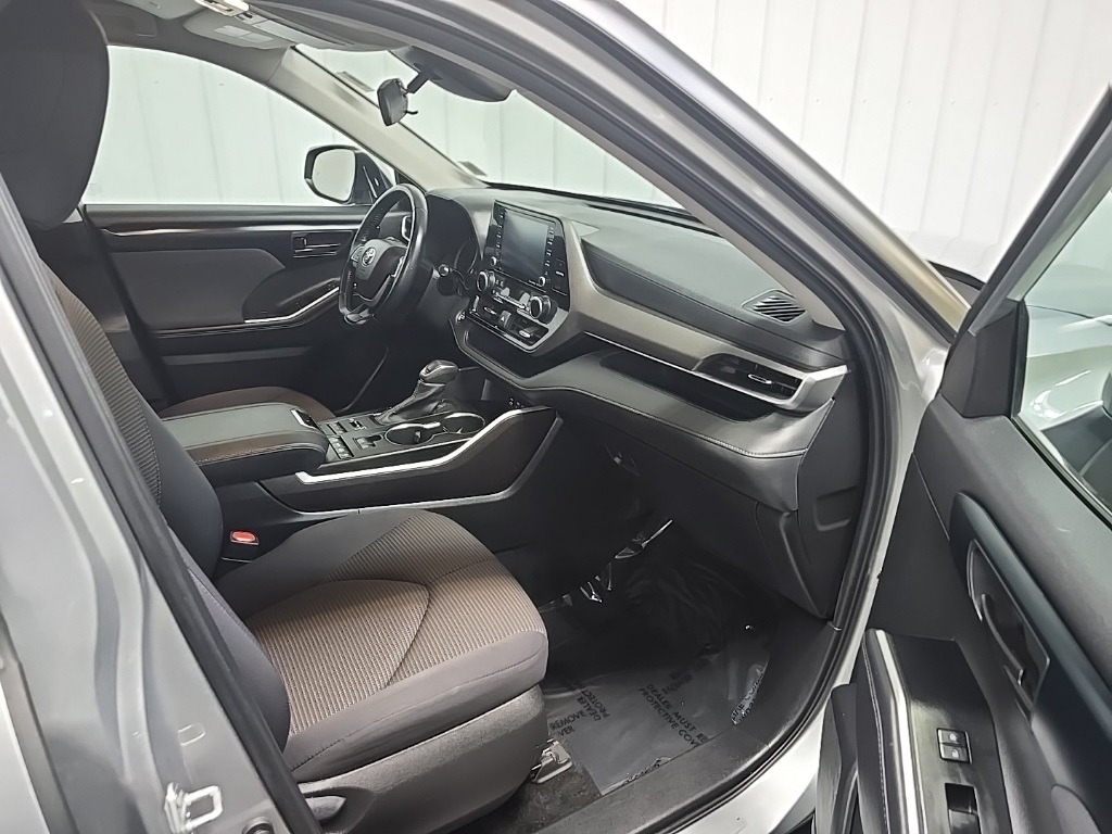 2022 Toyota Highlander LE photo 15