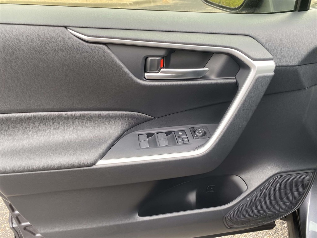 2025 Toyota RAV4 Hybrid XLE photo 11