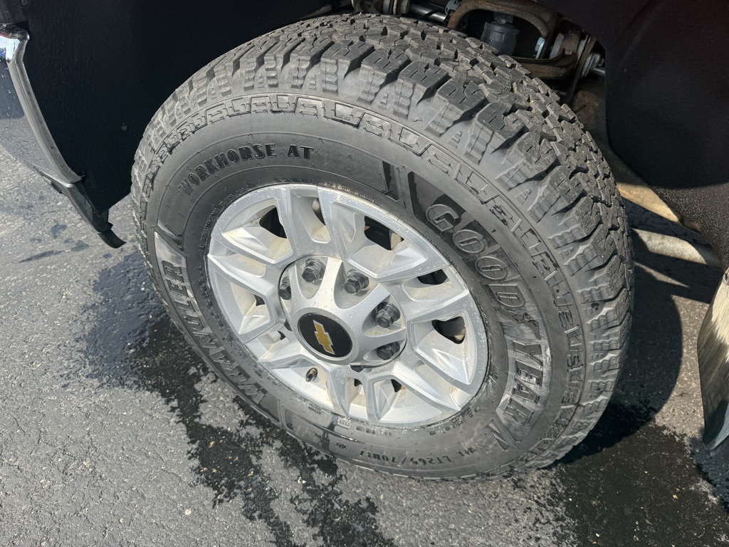2023 Chevrolet Silverado 2500HD LT photo 3