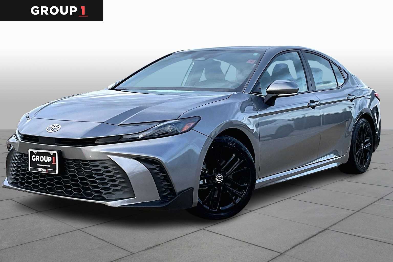 2025 Toyota Camry SE's photo