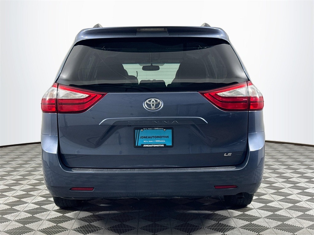 2017 Toyota Sienna LE photo 10