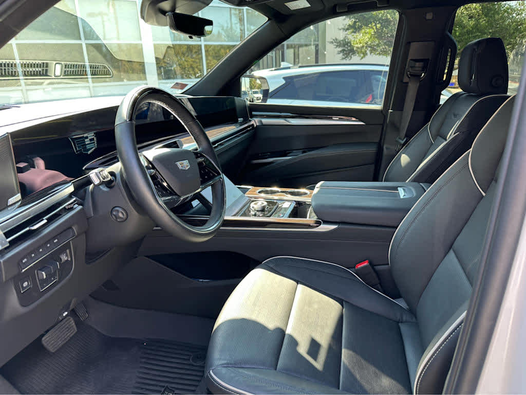 2025 Cadillac Escalade Premium Luxury photo 3