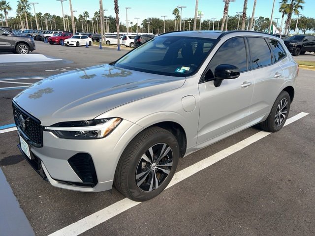 2025 Volvo XC60 Core's photo