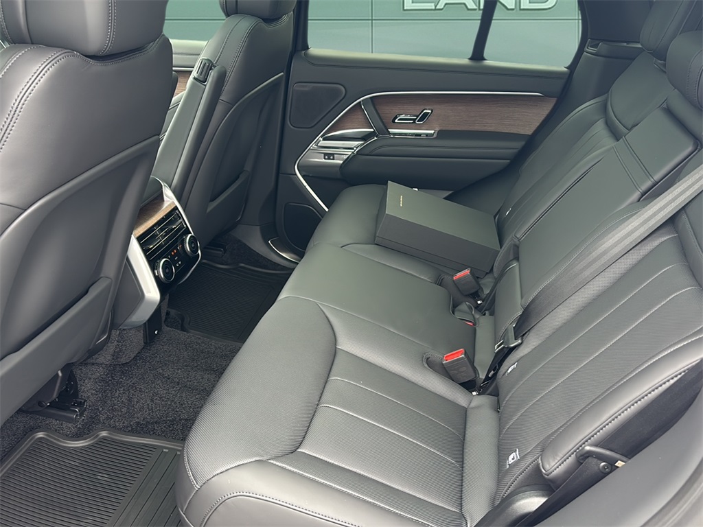 2025 Land Rover Range Rover SE photo 24
