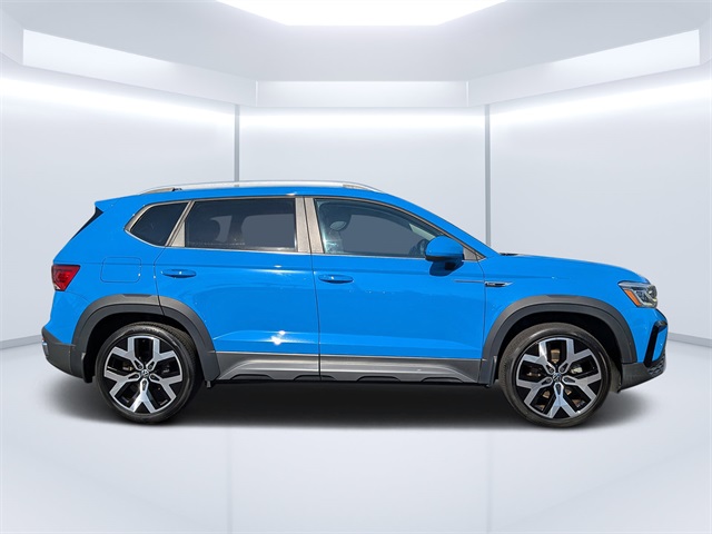 2022 Volkswagen Taos SEL photo 2