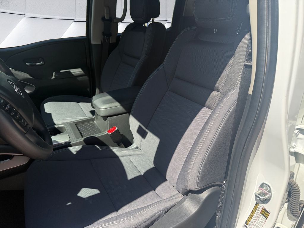 2024 Nissan Frontier SV photo 6