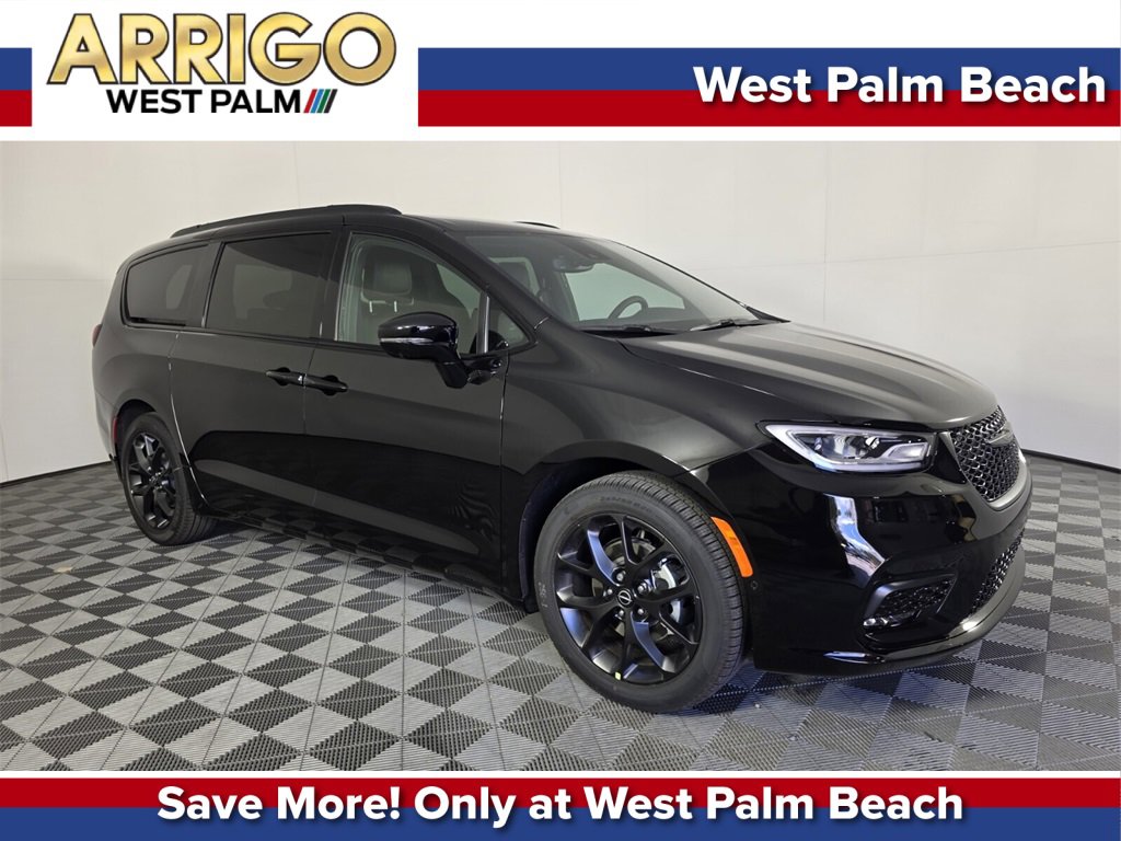 2026 Chrysler Pacifica Select's photo