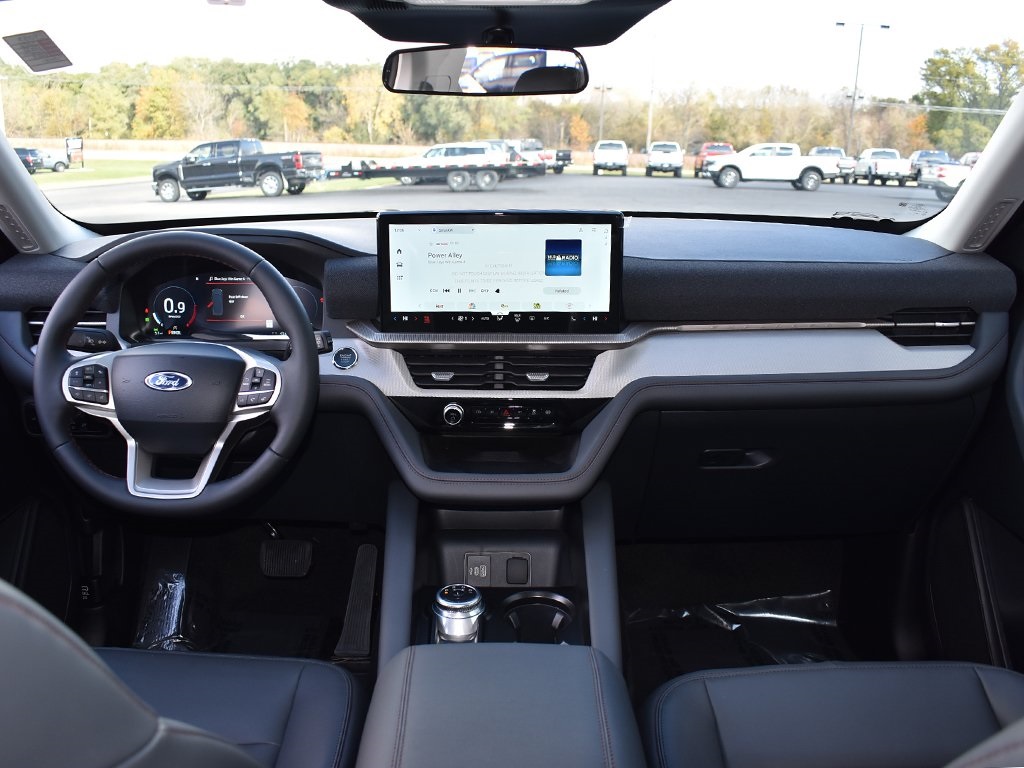 2026 Ford Explorer photo 3