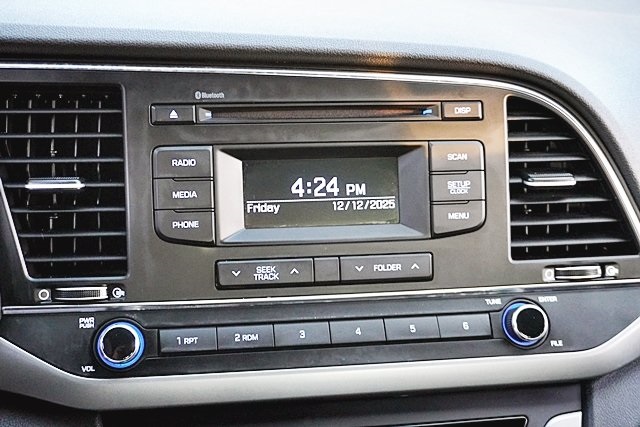 Used 2018 Gray Hyundai SE image 20