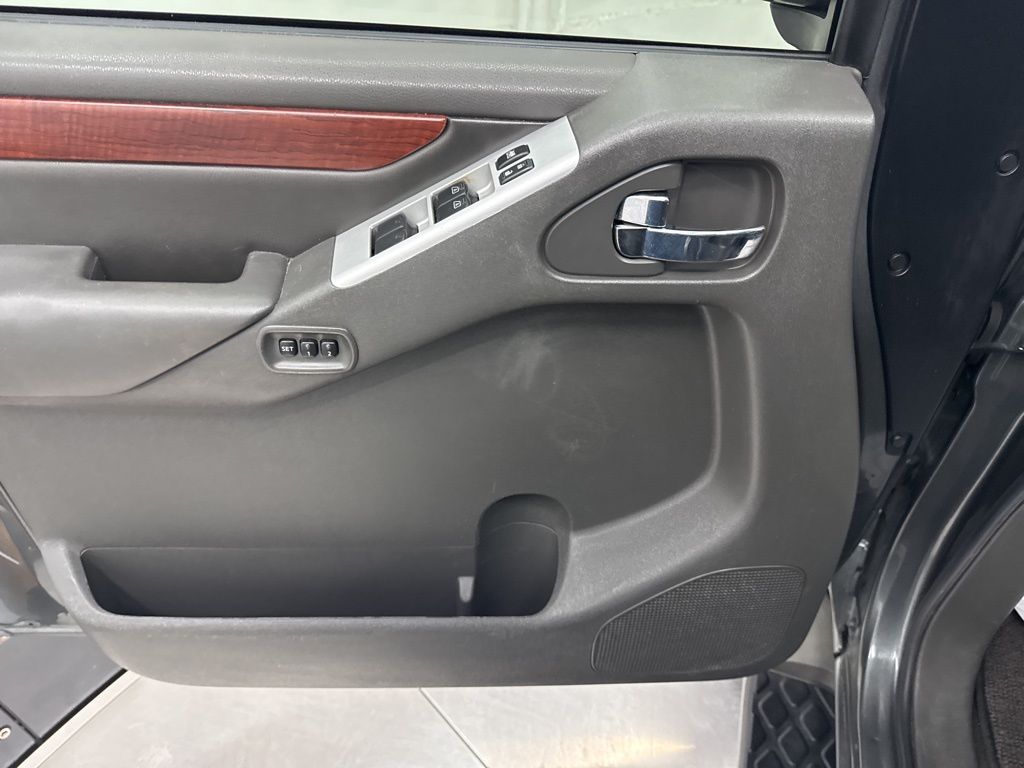 2008 Nissan Pathfinder LE photo 9