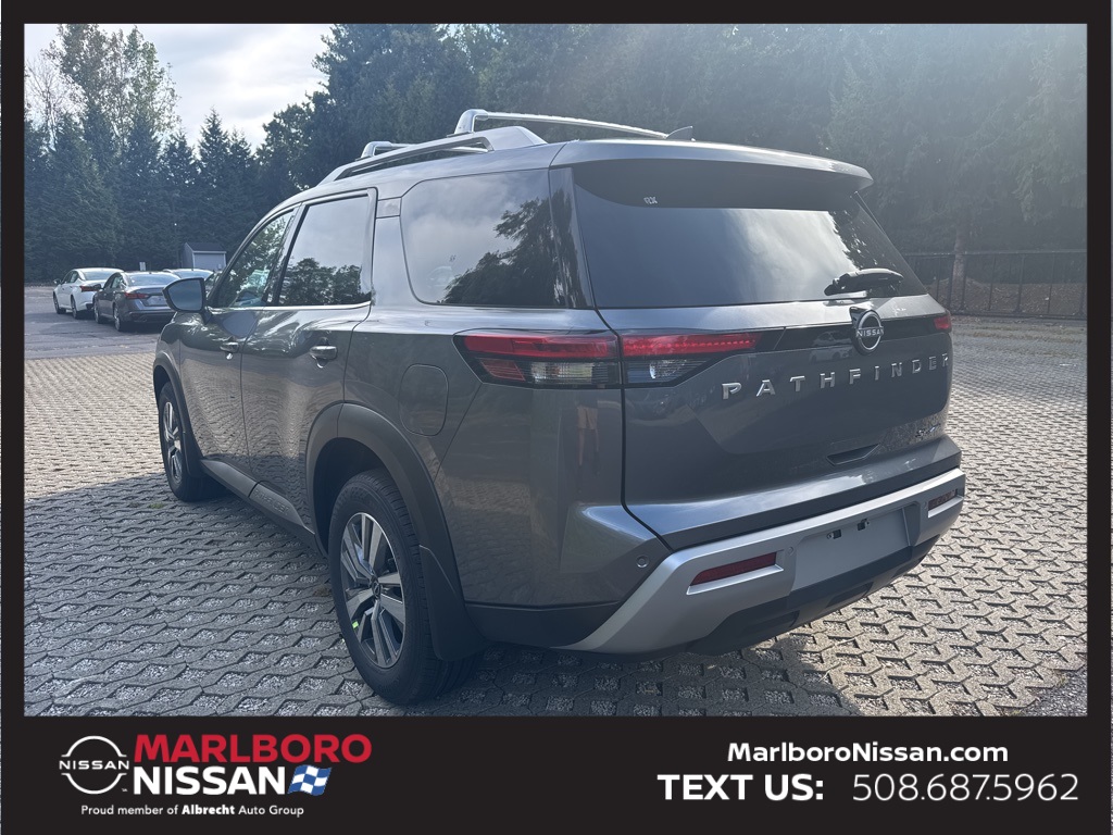 2025 Nissan Pathfinder SL photo 3