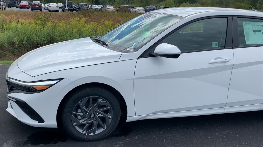 2025 Hyundai Elantra Blue SEL Sport photo 4