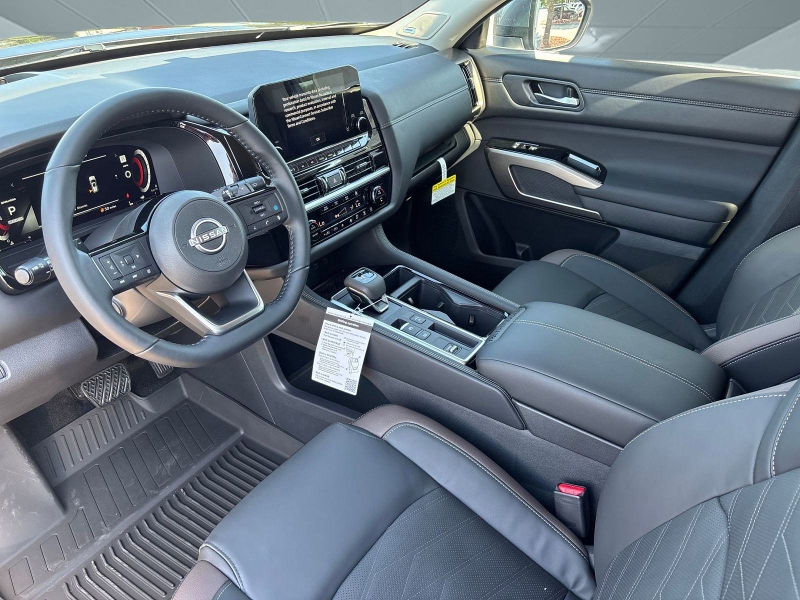 2025 Nissan Pathfinder Platinum photo 4
