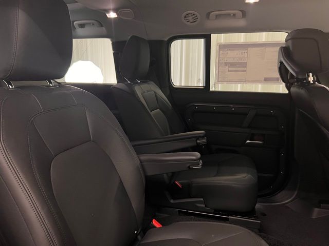 2025 Land Rover Defender 130 X-Dynamic SE photo 17