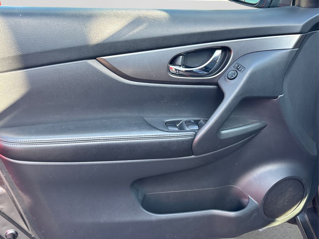 2016 Nissan Rogue SV photo 21