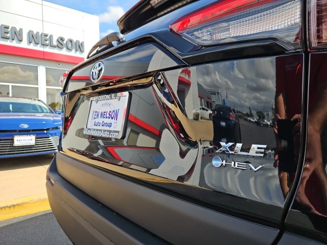 2025 Toyota RAV4 Hybrid XLE photo 9