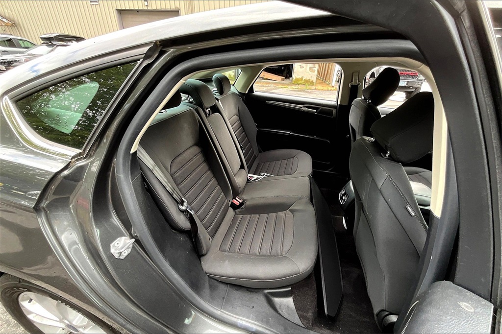 2020 Ford Fusion SE photo 16