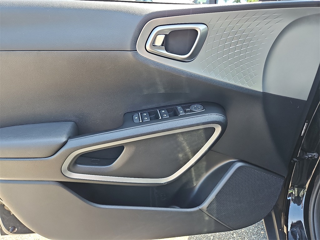 2022 Kia Soul LX photo 13
