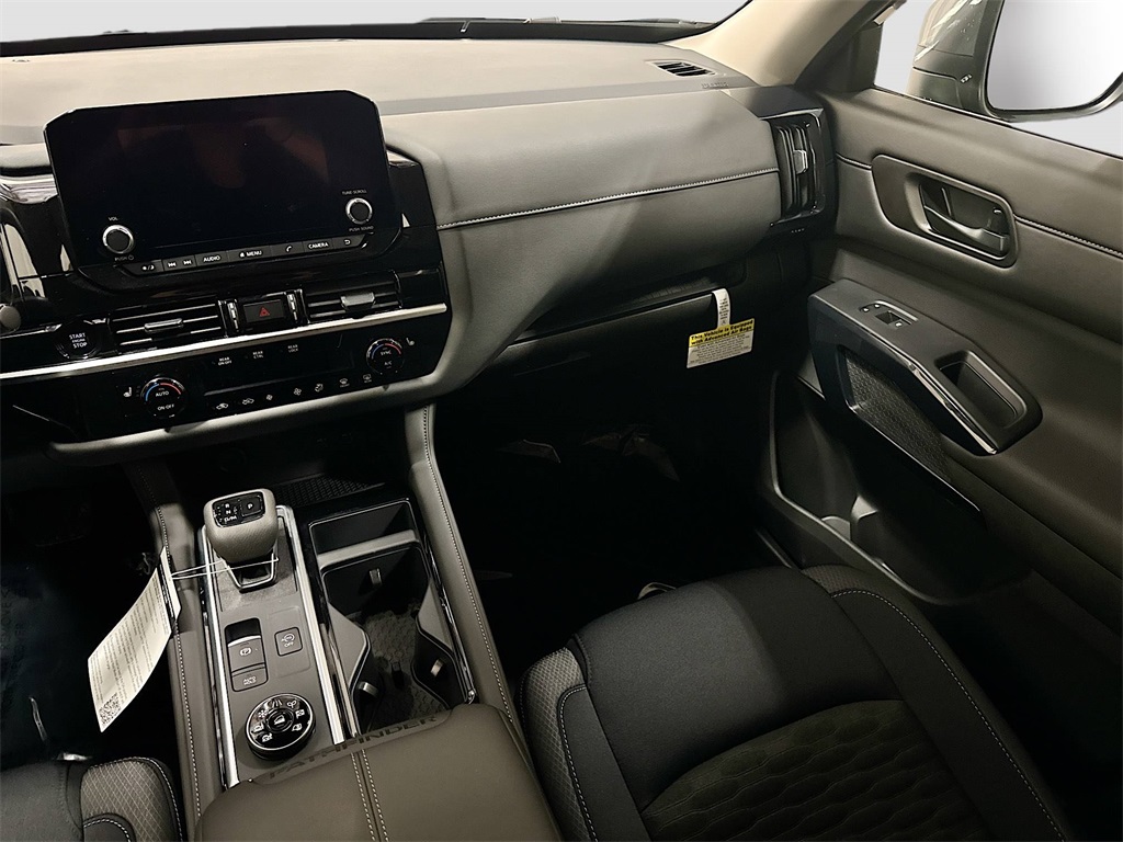 2025 Nissan Pathfinder SV photo 8