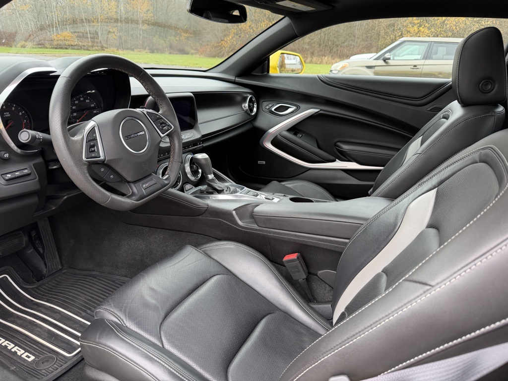 2017 Chevrolet Camaro 2LT photo 4