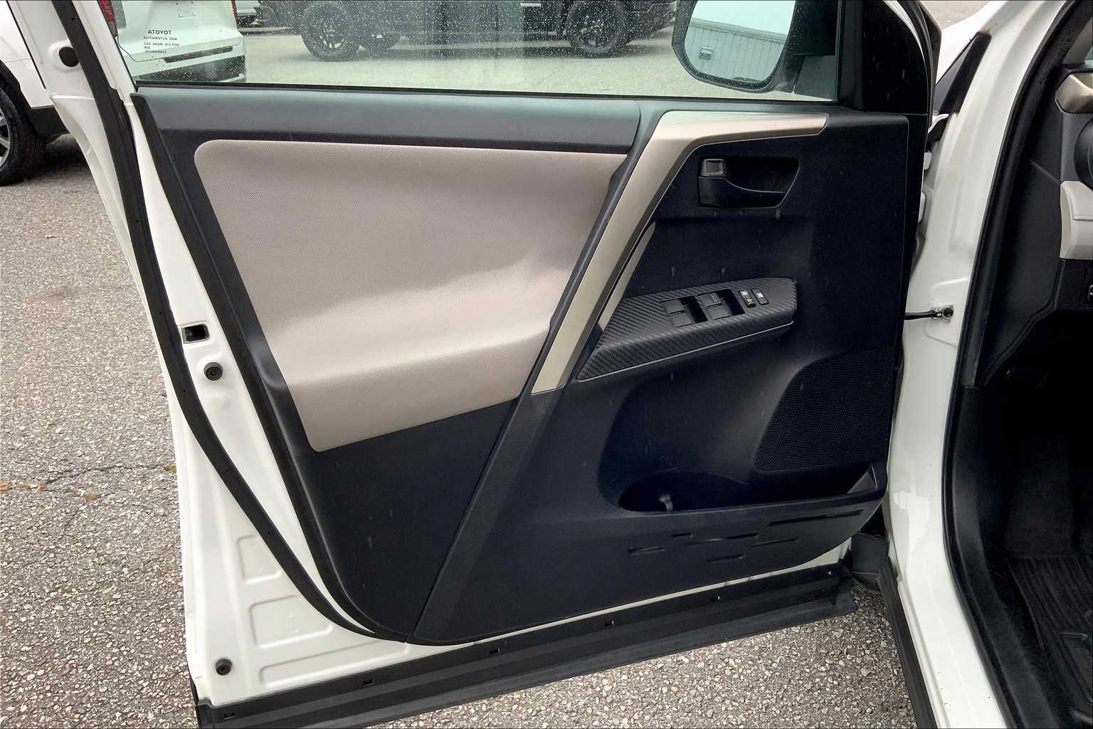 2015 Toyota RAV4 LE photo 19