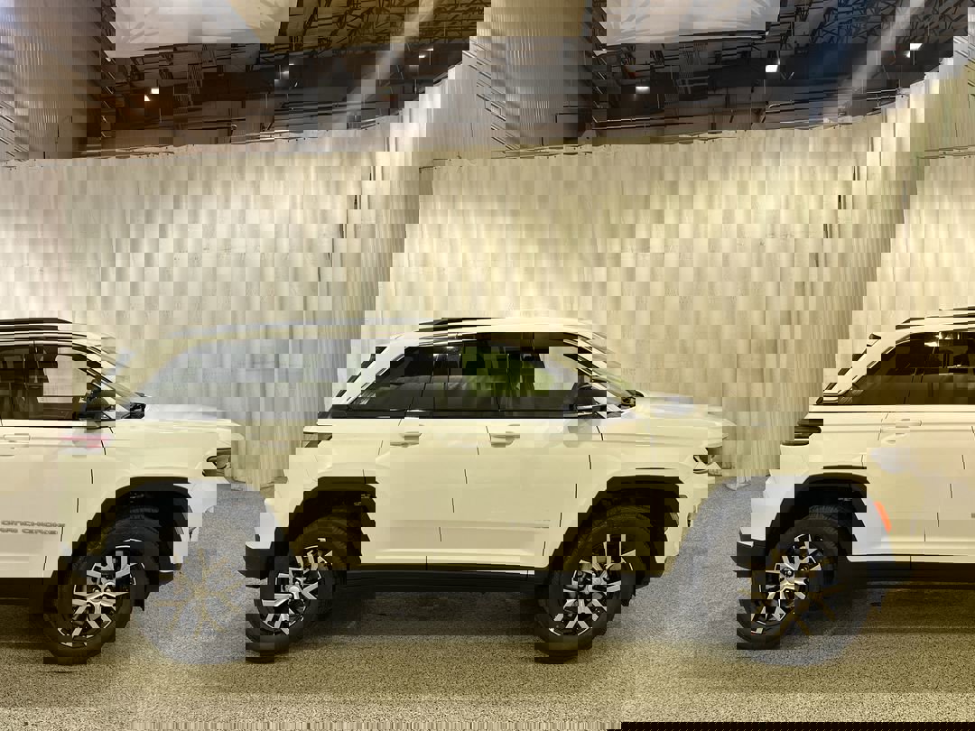 2025 Jeep Grand Cherokee Limited photo 2