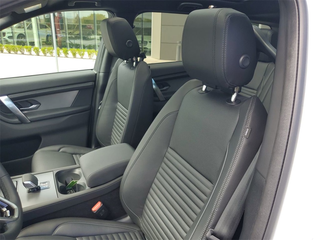 2025 Land Rover Discovery Sport SE photo 21