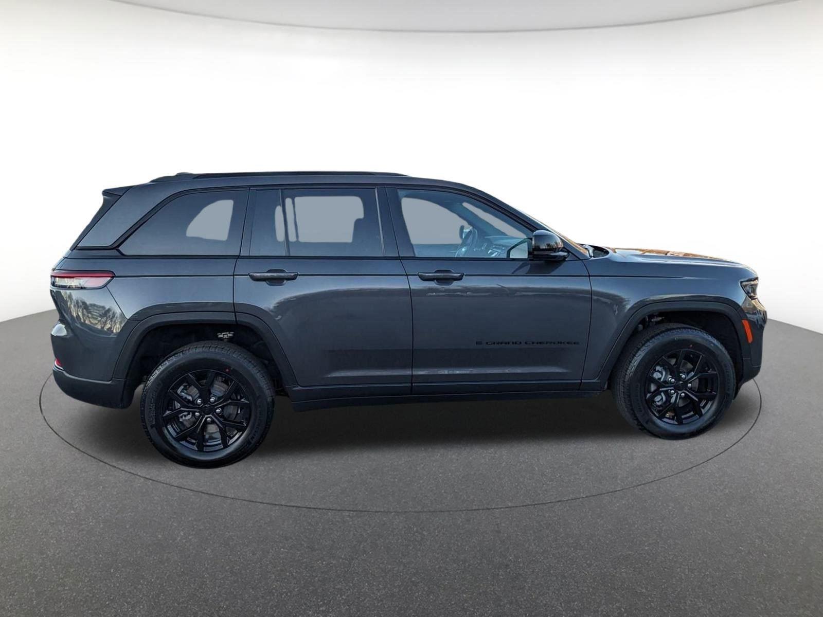 2025 Jeep Grand Cherokee Laredo Altitude photo 3