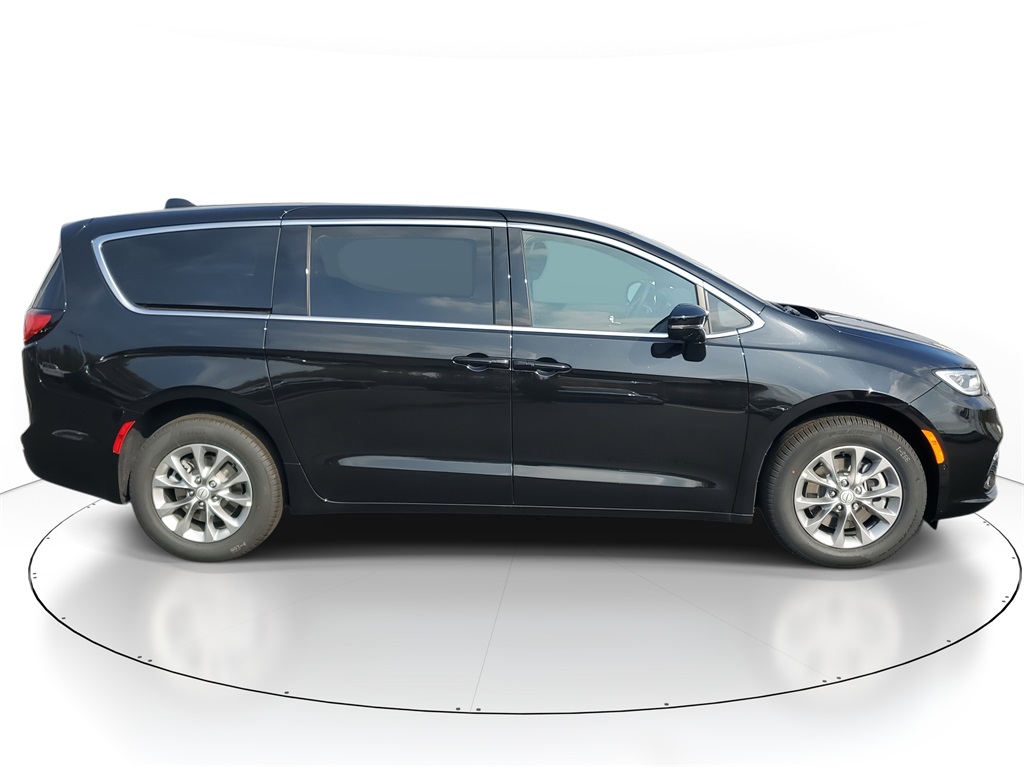 2026 Chrysler Pacifica photo 4