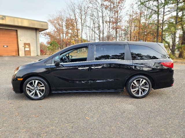 2023 Honda Odyssey Touring photo 2