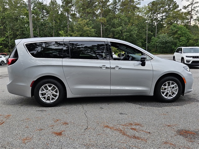 2026 Chrysler Pacifica photo 13