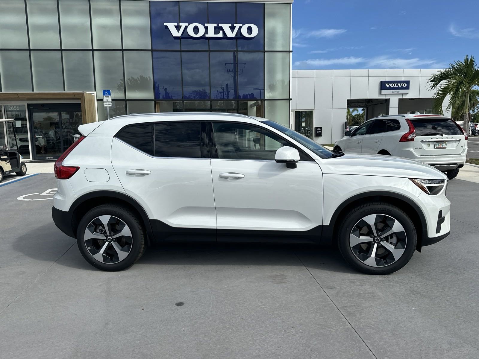 2025 Volvo XC40 Core AWD photo 6