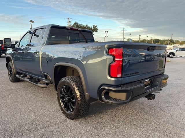 2025 Chevrolet Silverado 2500HD LTZ photo 4