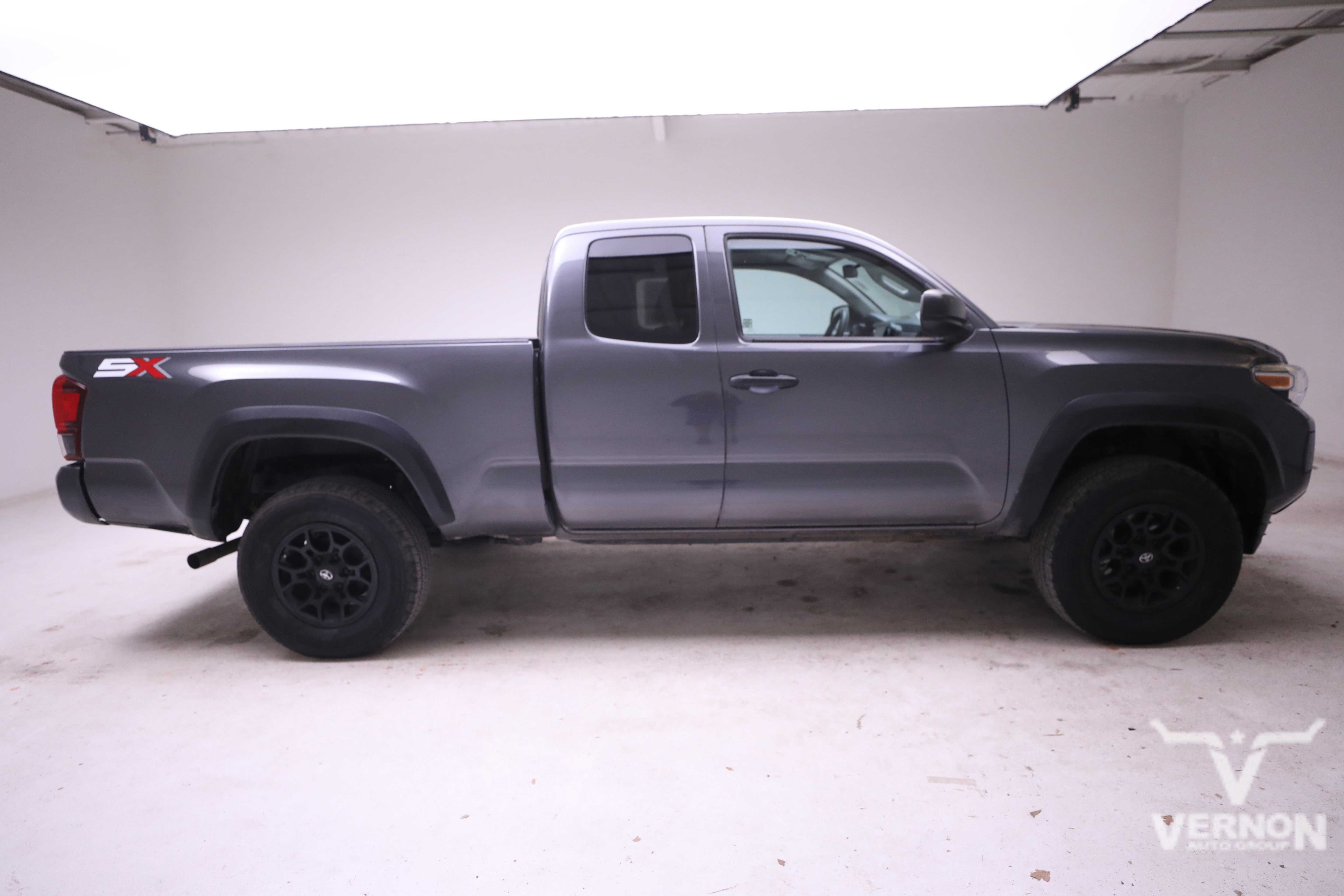 2020 Toyota Tacoma SR5 photo 2