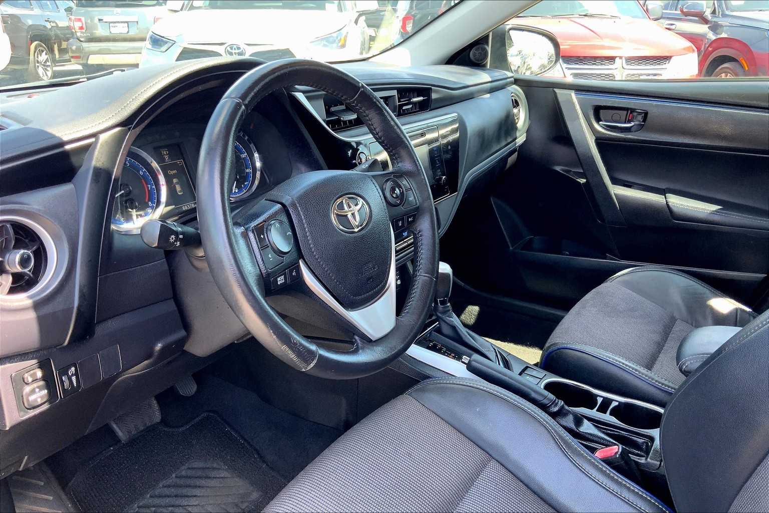 2017 Toyota Corolla SE photo 17