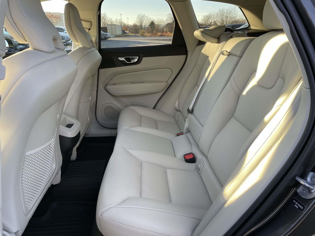 2024 Volvo XC60 B5 Plus photo 2