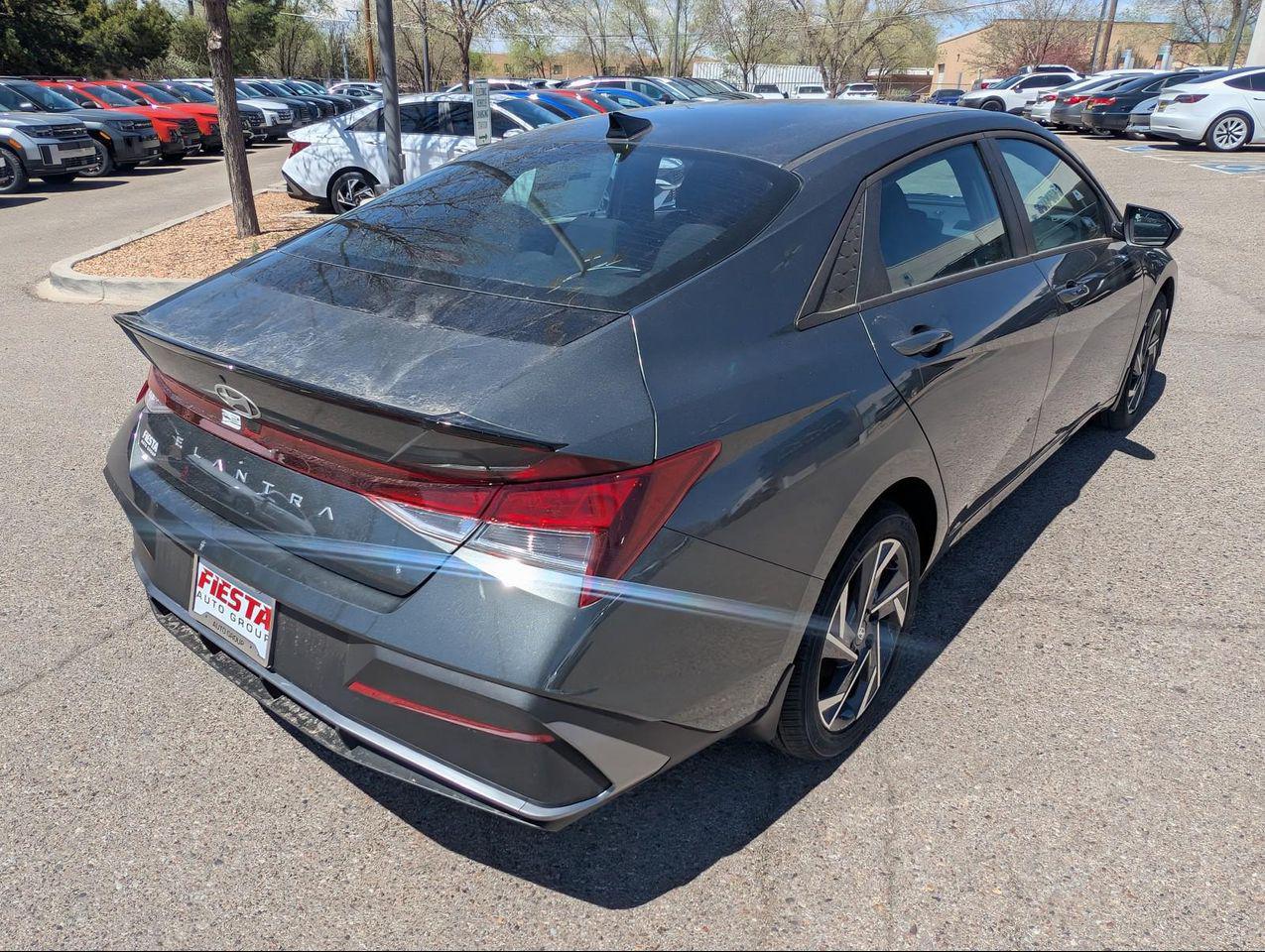 2025 Hyundai Elantra SEL Sport photo 2