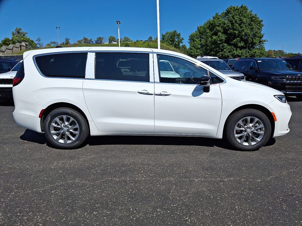 2026 Chrysler Pacifica photo 7