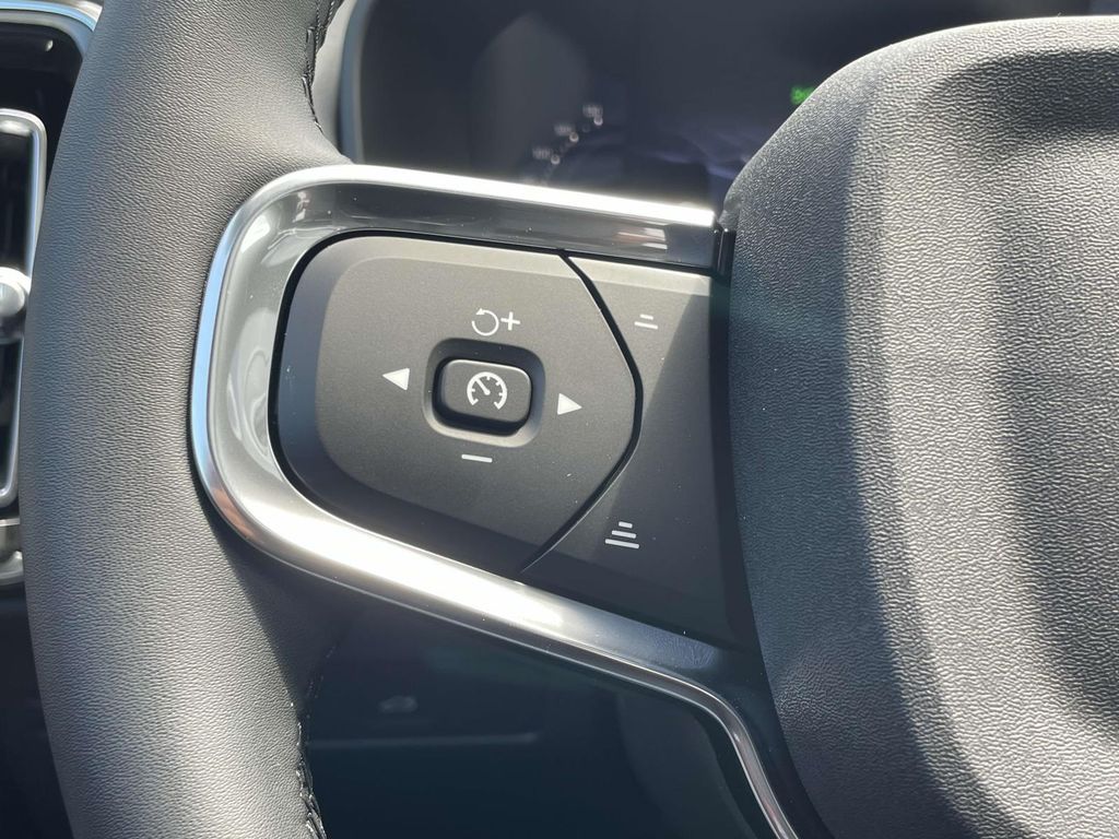 2026 Volvo XC40 AWD Plus photo 11