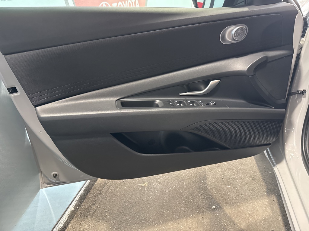 2025 Hyundai Elantra SE photo 24