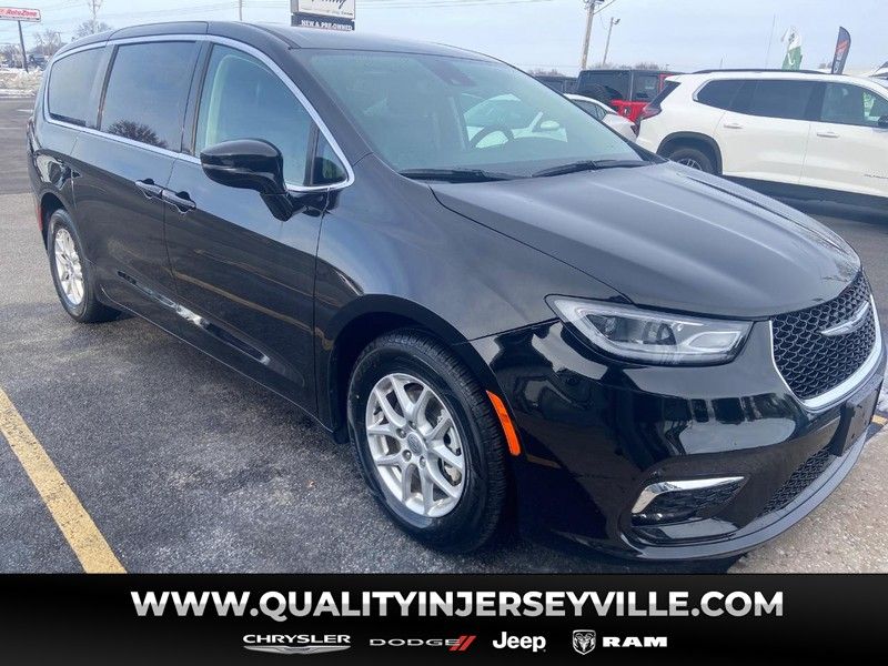 2024 Chrysler Pacifica Touring L's photo