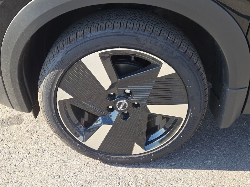 2025 Nissan Kicks SR photo 2