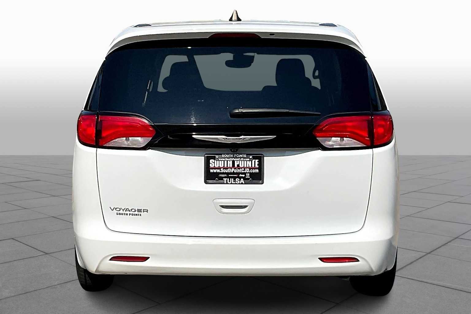2023 Chrysler Voyager LX photo 3