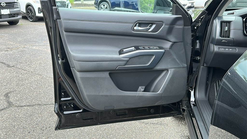 2025 Nissan Pathfinder SL photo 9