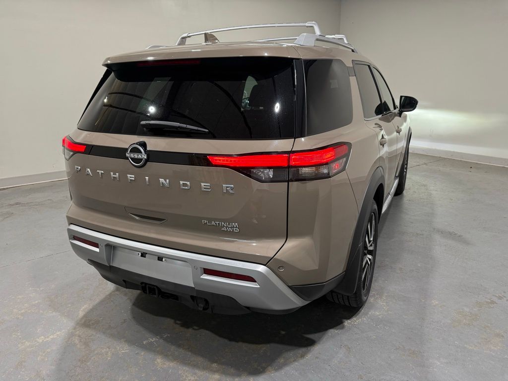 2023 Nissan Pathfinder Platinum photo 2